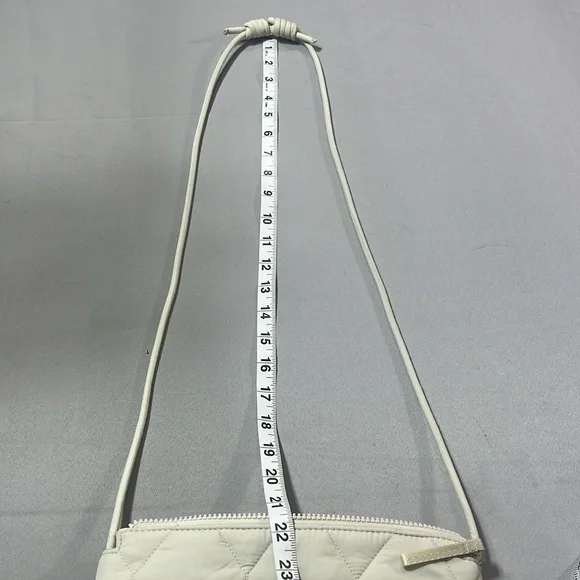 Vera Bradley taupe purse nylon quilted
CLOSET CLEAN OUT SALE! - Picture 6 of 10